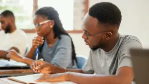 fotografia de pessoas estudando