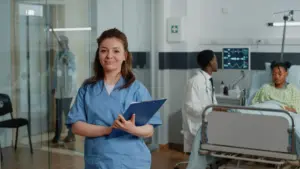 Profissional aprovada no concurso SES RJ atuando na área
