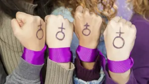 Quatro mãos de mulheres do concurso unificado 2025