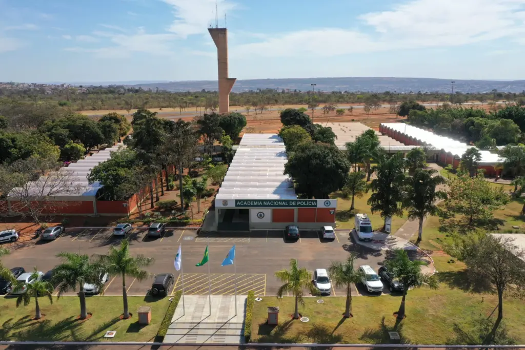 Concurso PF Policial: Divulgado o resultado final da prova discursiva! 1 Foto aérea Academia Nacional de Polícia, localizada em Brasília, é possível ver carros brancos em frente a sede e as bandeiras nacionais. concurso pf policial.