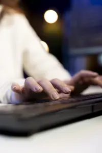 Pessoa digitando. Comum Médio