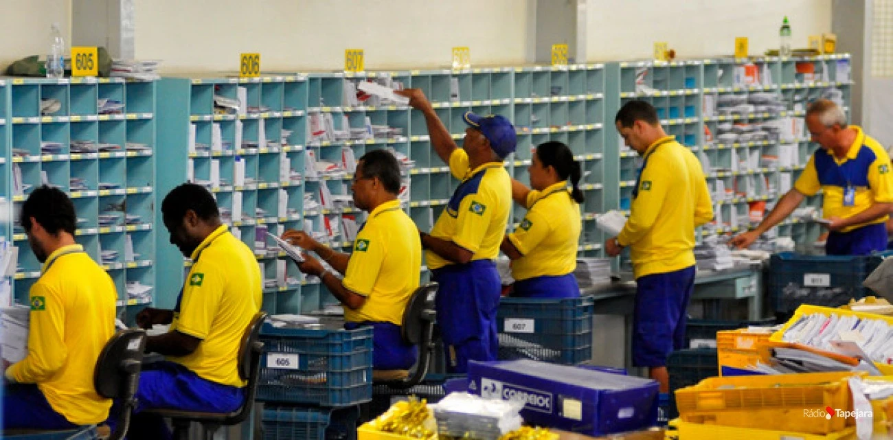Convocações do concurso Correios sofrem atraso por crise financeira! 1 Fotografia funcionários correios separando correspondências. concurso correios.
