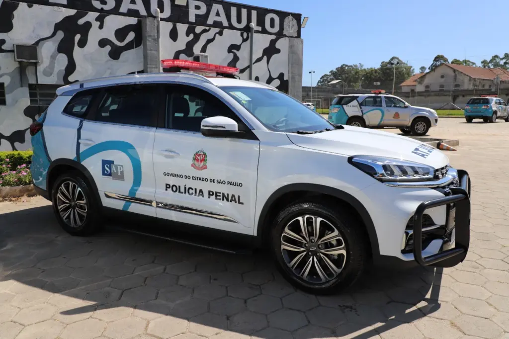 Concurso Polícia Penal SP: Deputado cobra data para publicação do edital! 1 Imagem de viatura da Polícia Penal SP, ao fundo é possível ver outras viaturas, céu azul, vegetação e casas. Concurso Polícia Penal SP.