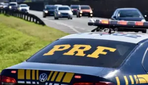Foto viatura PRF em rodovia.agente admnistrativo da prf