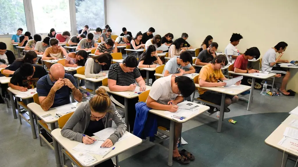 pessoas realizando provas. concurso sefaz rn.