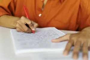 Candidato do concurso TJ SP realizando a redação da banca Vunesp