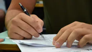 fotografia de uma pessoa realizando a prova de um concurso