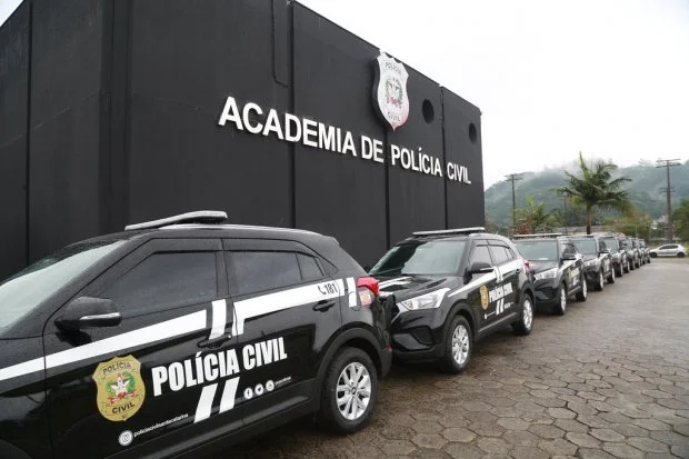 Concurso PC SC terá edital publicado em novembro! 300 vagas! 1 Viaturas PC SC em frente Academia de Polícia Civil SC. concurso pc sc.