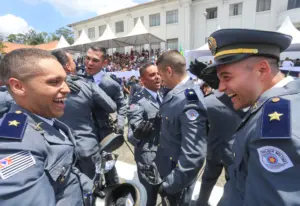 Policiais comemorando o resultado do concurso PM SP