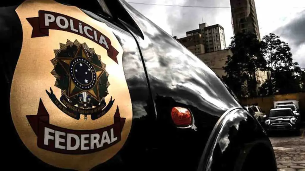 Concurso PF Administrativo: Divulgada a convocação para a etapa de cotas! 1 foto focada no logo da Polícia Federal em carro preto. concurso pf administrativo