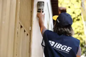 Funcionário IBGE, tocando interfone. ibge