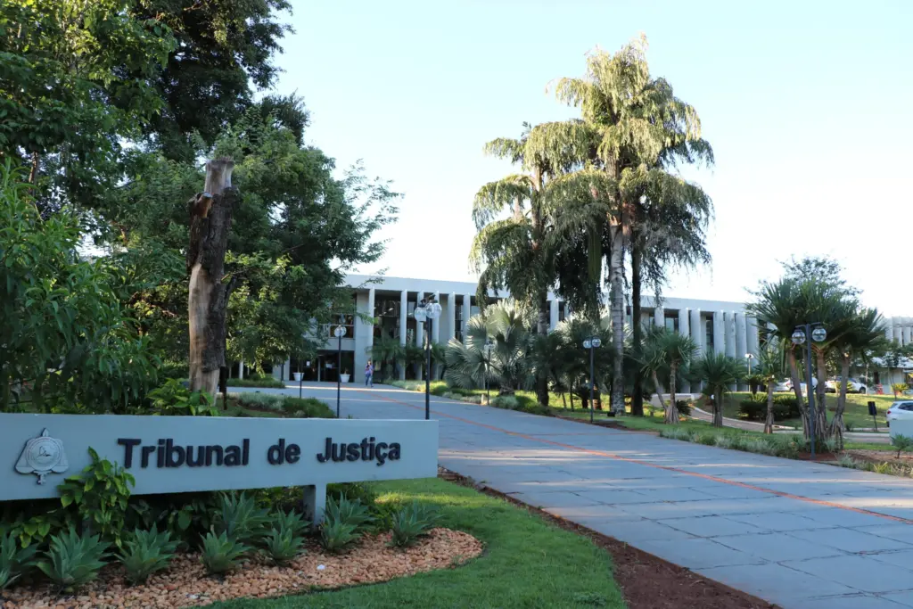 Sede do TJ MS, em frente vegetação e postes de iluminação. Concurso TJ MS

