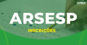 Pessoa preenchendo gabarito. Concurso Arsesp.