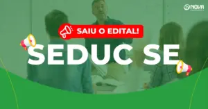 Concurso Seduc SE: Edital publicado! 300 vagas! 1 Imagem com fundo de sala de aula e o texto “Saiu o edital! Concurso Seduc SE”.
