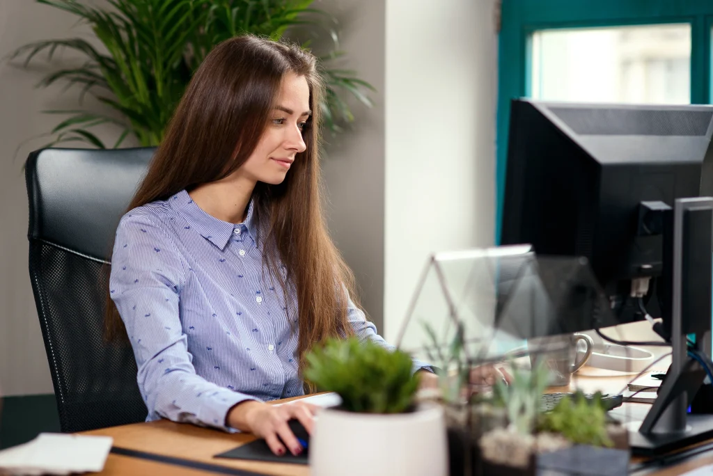 mulher trabalhando no computador concurso aleac banca contratada