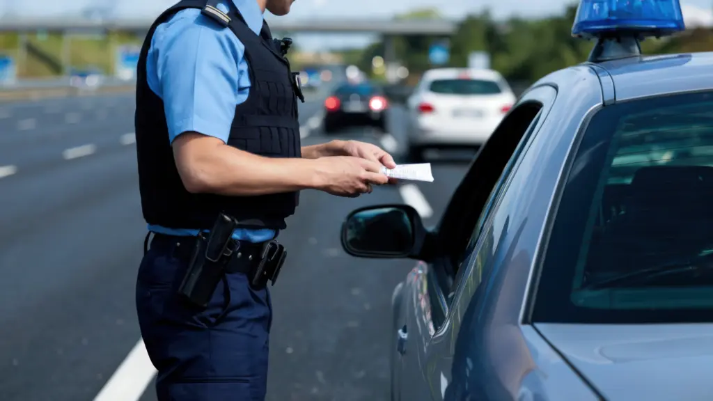 Concurso PRF: fim da validade abre caminho para novo edital 1 checking documents issuing fine by road patrol officer policeman near car 1