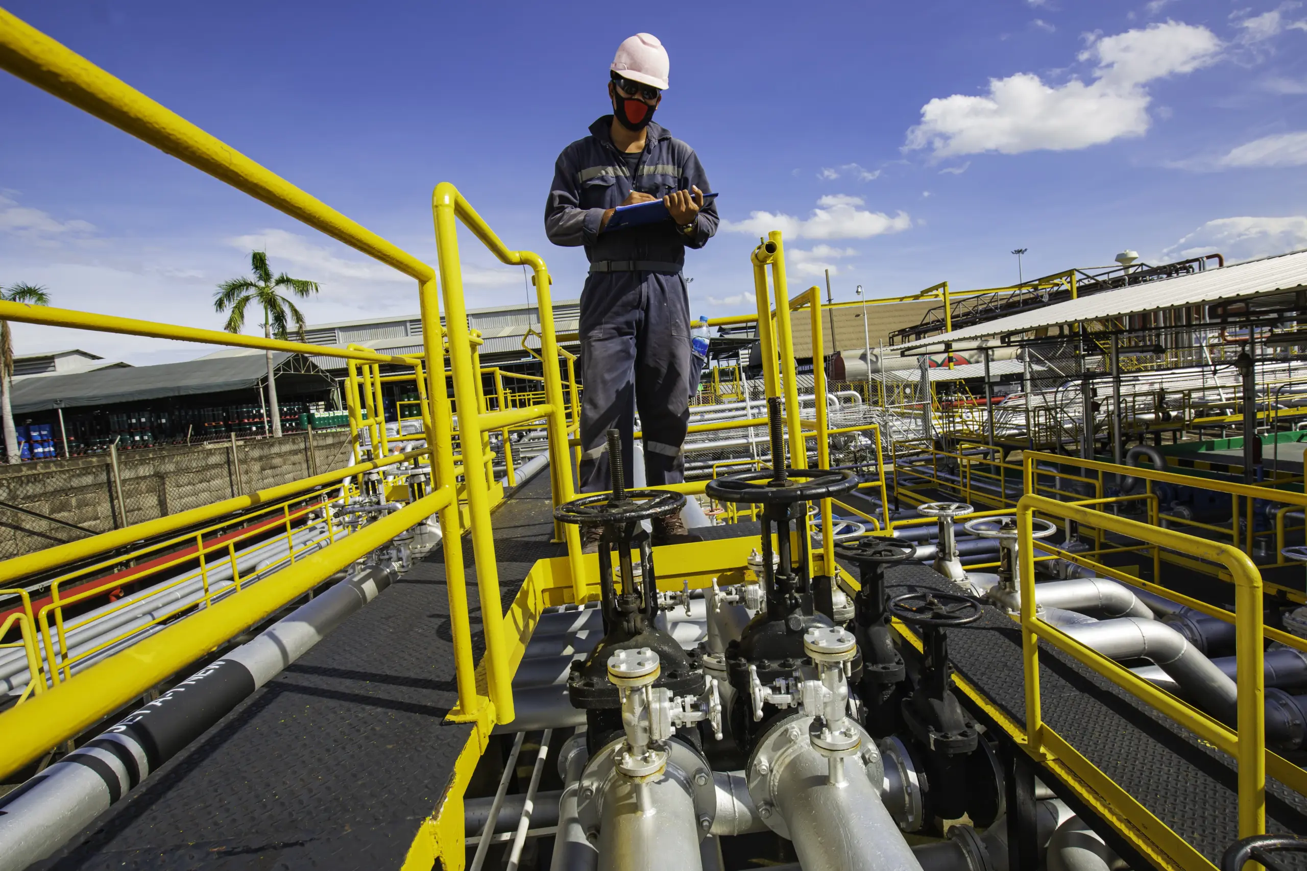 Qual a diferença: Concurso Transpetro ou Petrobras? 1 funcionario-em-instalacao-industrial-inspecionando-equipamentos