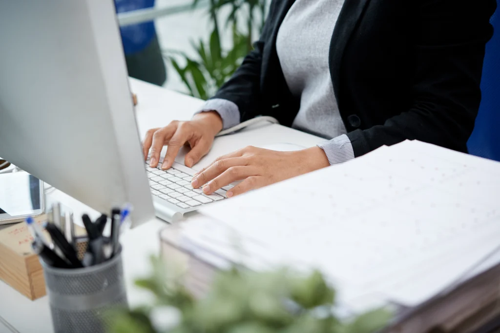 Concurso TCE GO: O que faz um Técnico de Controle Externo? 1 funcionario tecnico de controle externo administrativo