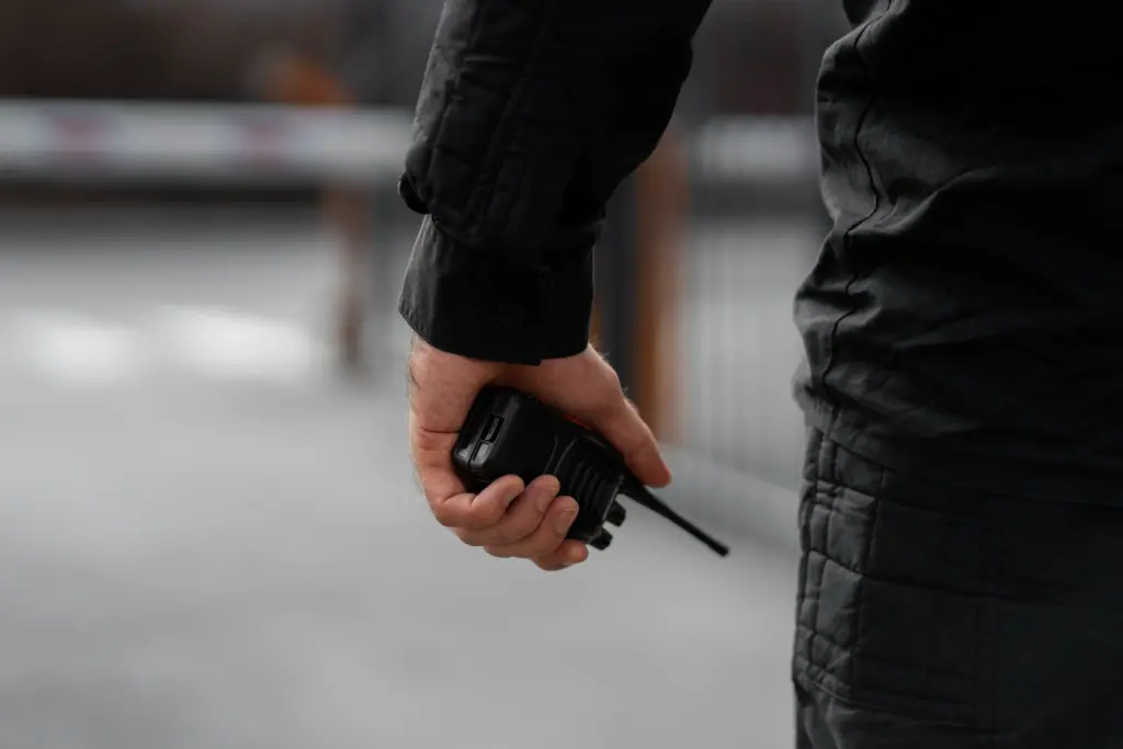 Concurso Polícia Penal PE: Comissão definida e 700 vagas 1 mao de guarda segurando walkie talkie