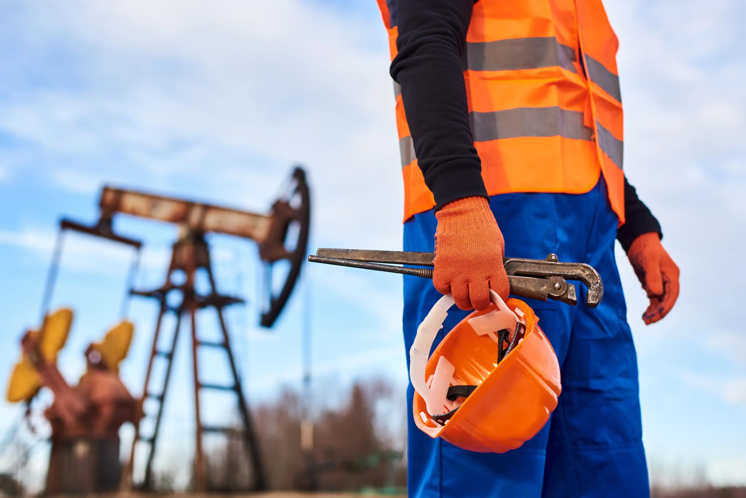 Qual a diferença: Concurso Transpetro ou Petrobras? 2 trabalhador-do-setor-de-petroleo-segurando-capacete-e-ferramenta