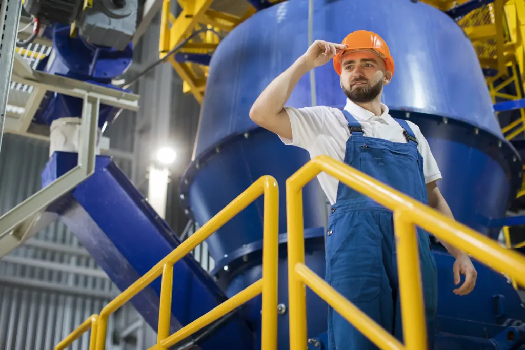 trabalhador-em-instalacao-industrial-usando-capacete-de-seguranca