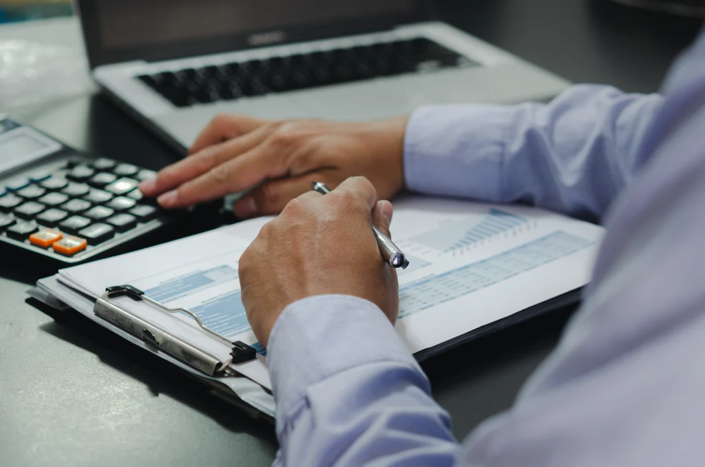 Concurso Banco do Brasil: novo edital entra no radar do BB 1 profissional-preenchendo-planilha-financeira-com-calculadora-concurso-banco-do-brasil