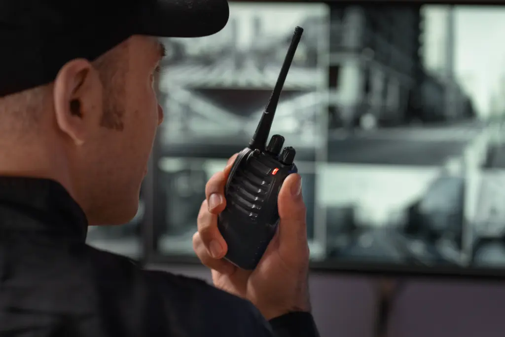 Concurso Guarda de Petrópolis RJ: Novo edital está confirmado, diz prefeito! 3 portrait male security guard with radio station camera screens 1