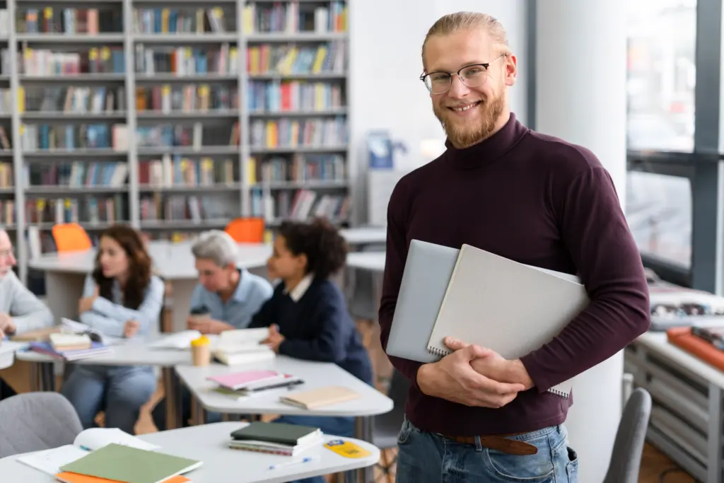 Concurso Seduc CE 2026: como estudar e conquistar uma das 2 mil vagas? 2 professor na sala de aula