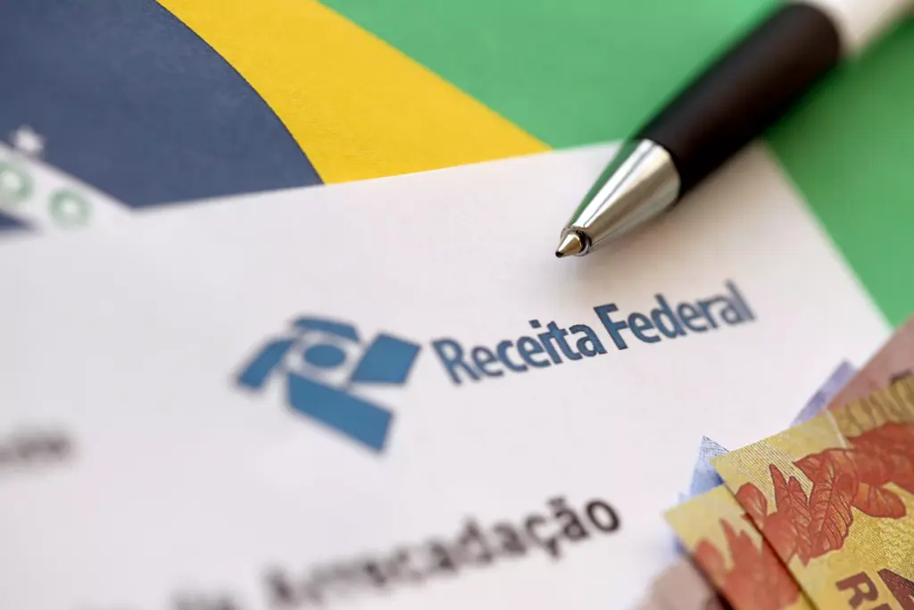 Concurso Receita Federal: documentos avançam e banca pode sair em outubro 1 caneta preta sob documento da receita federal indicando concurso receita federal