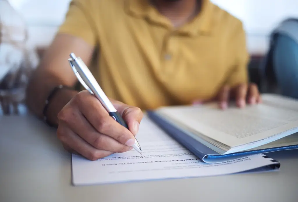 Concursos PM e CBM Alagoas terão vagas para PcD 2 student exam college test hand man writing question paper classroom education book research knowledg
