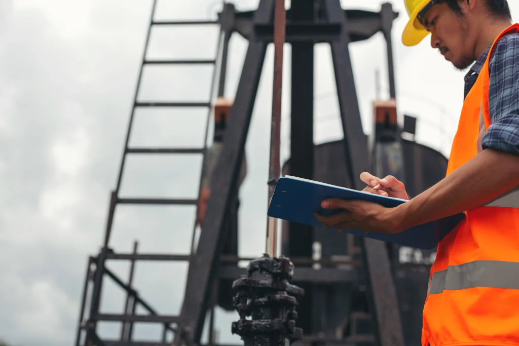 Concurso Transpetro: Novo cronograma divulgado, prova em dezembro! 6 trabalhador preenchendo planilha em indústria de petróleo