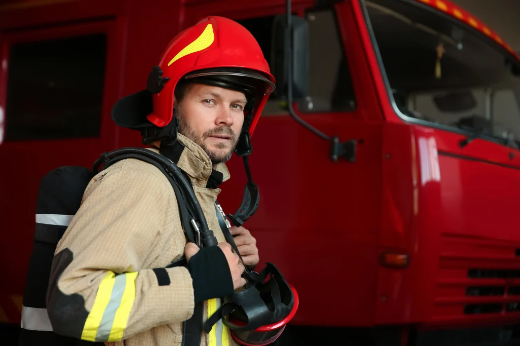 bombeiro trabalhando segurando mochila edital pm e bombeiros pe 