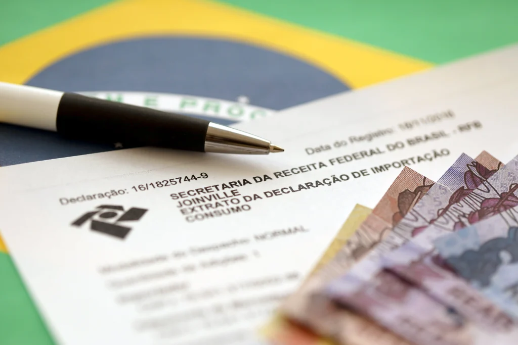 documentos da receita federal sobre a mesa representa concurso receita federal