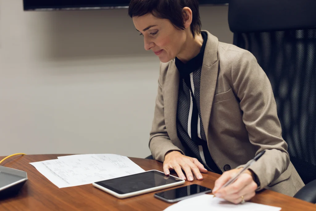 mulher analisando papéis em uma mesa