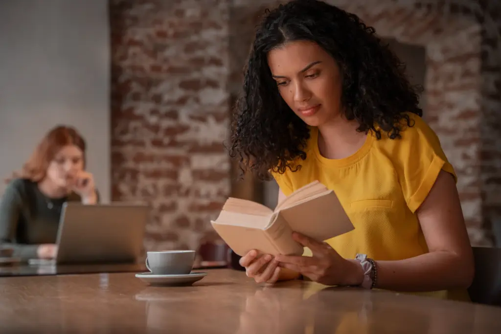 Mussarela ou Muçarela: qual o correto? 1 mulher lendo livro