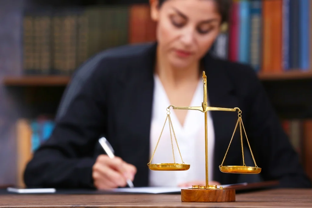 Concurso PC AP: Edital sai com 396 vagas, mais que o previsto 1 mulher oficial de justiça trabalha em documentos e representa concurso pc ap edital
