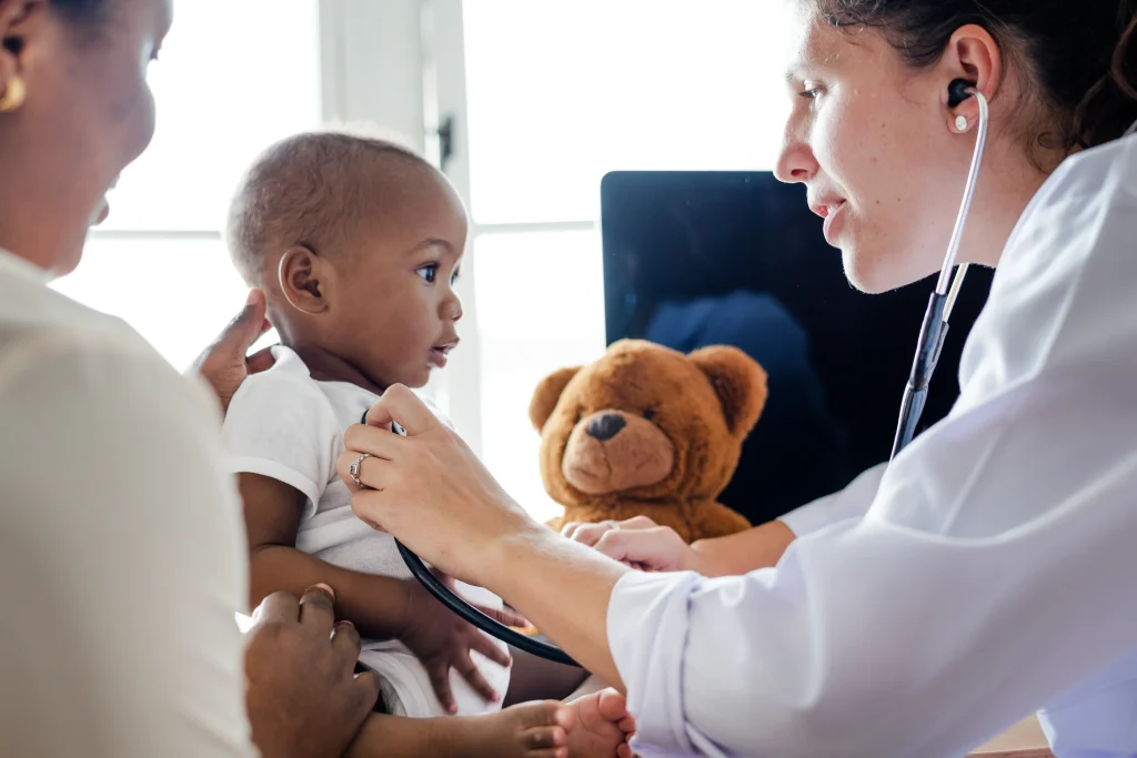 Concurso Hospital Gaspar Vianna PA: Saiu o edital com 215 vagas! 8 pediatra atendendo bebe comprimida