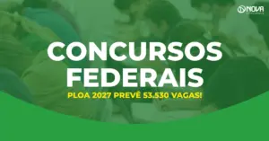 pessoas sentadas e concentradas realizando teste de concurso