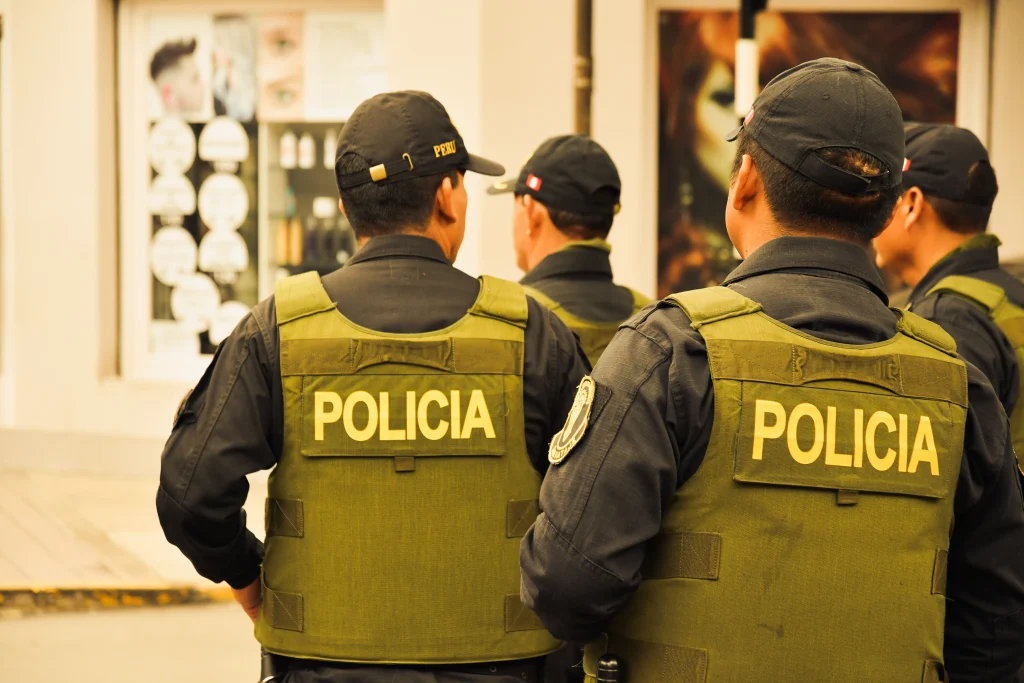 policiais de costas com coletes verdes edital pm e bombeiros pe 