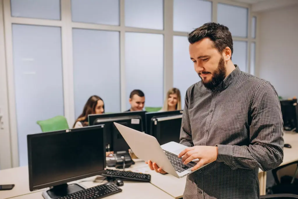 Concurso Banrisul: Resultado homologado; validade até 2027! 1 técnico em tecnologia da informação com notebook concurso banrisul