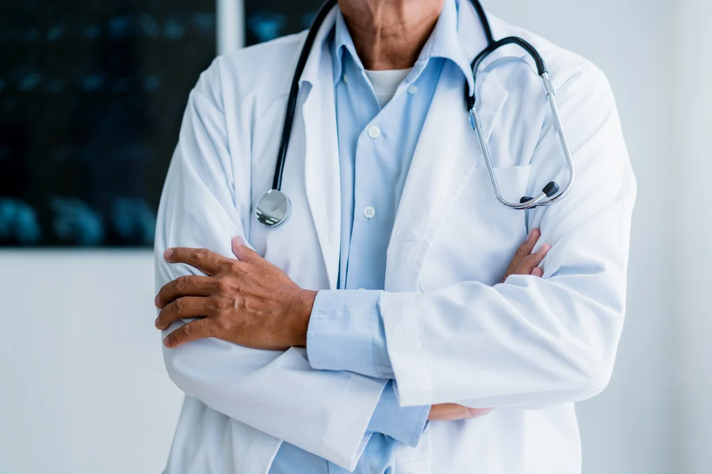 Novo concurso SES GO é recomendado; entenda 1 Médico demonstrando que novo concurso SES GO é recomendado.