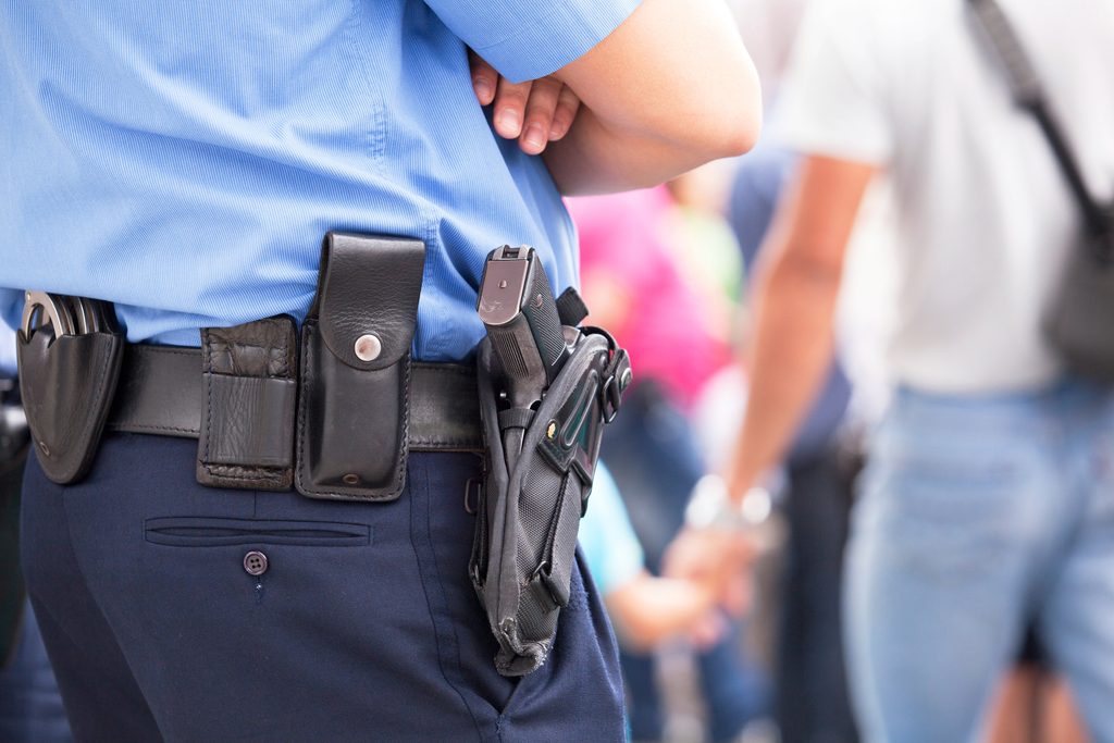 Concurso Polícia Civil RJ: FGV contratada para 329 vagas! 3 policial civil sem mostrar o rosto concurso pc rj