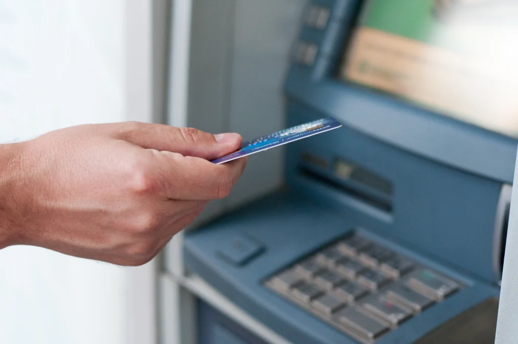 Concurso BNB novo edital anunciado: 400 vagas 1 pessoa utilizando cartão de crédito no caixa eletrônico do banco - Concurso BNB novo edital