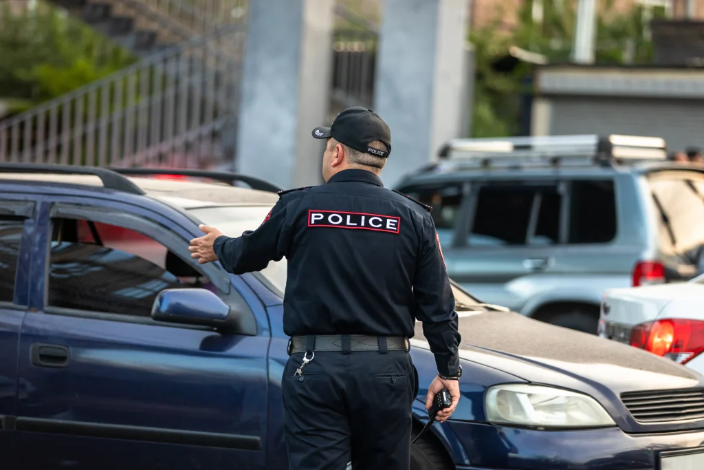 Concurso PRF pode passar de 13 para 26 mil efetivos, diz diretor 1 policial rodoviário olhando trânsito representa concurso PRF aumentar efetivo